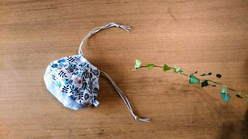 リバティ生地アムゼンとリネンの巾着
